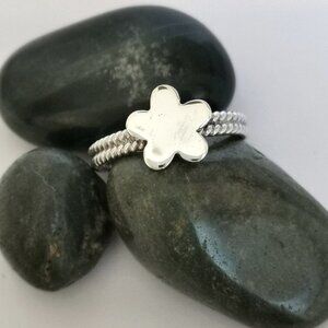NEW, sterling silver flower ring sz 7